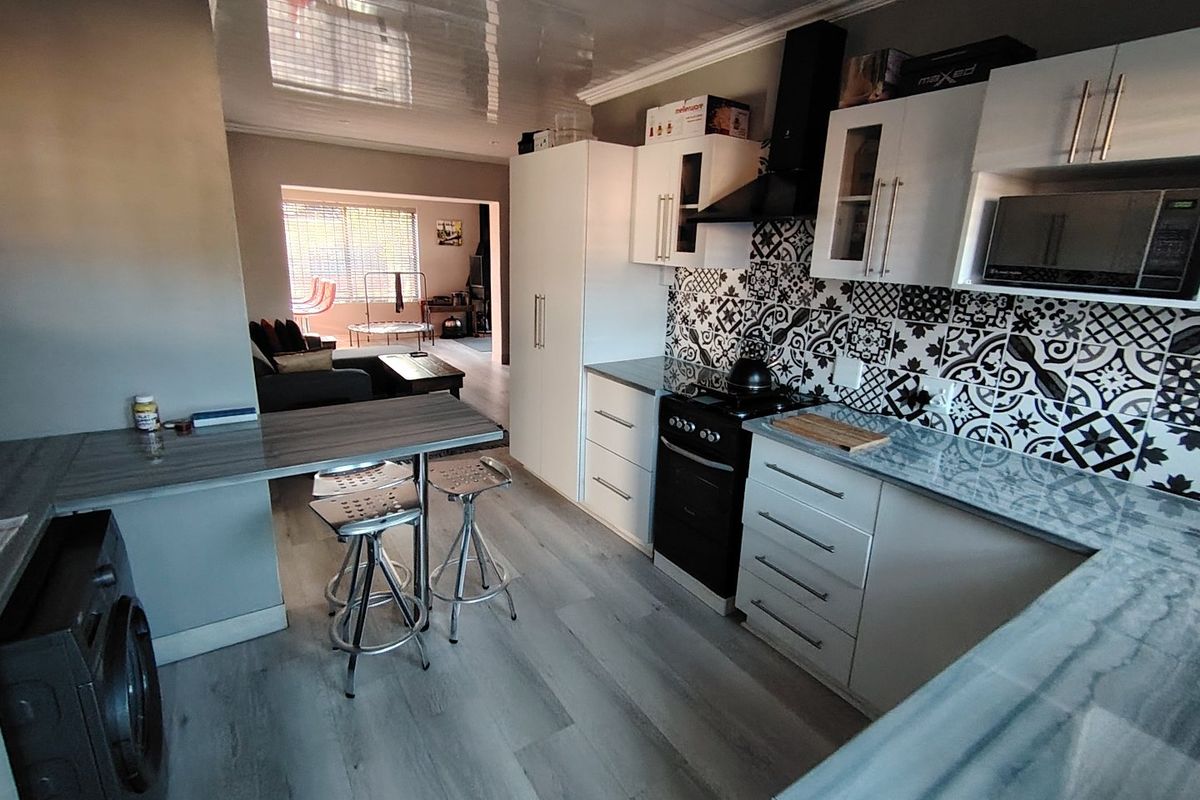 EXQUISITE TOWNHOUSE  - Photo 5