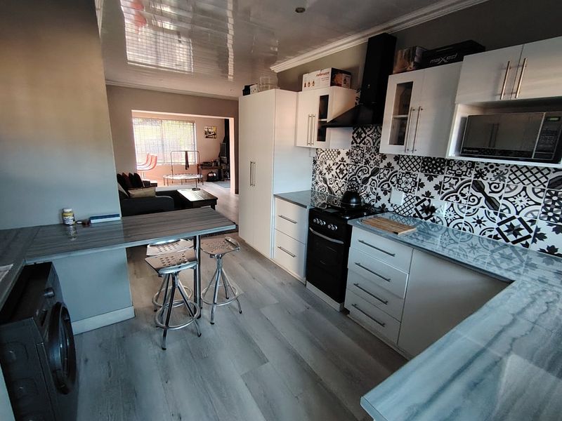 EXQUISITE TOWNHOUSE  - Photo 5