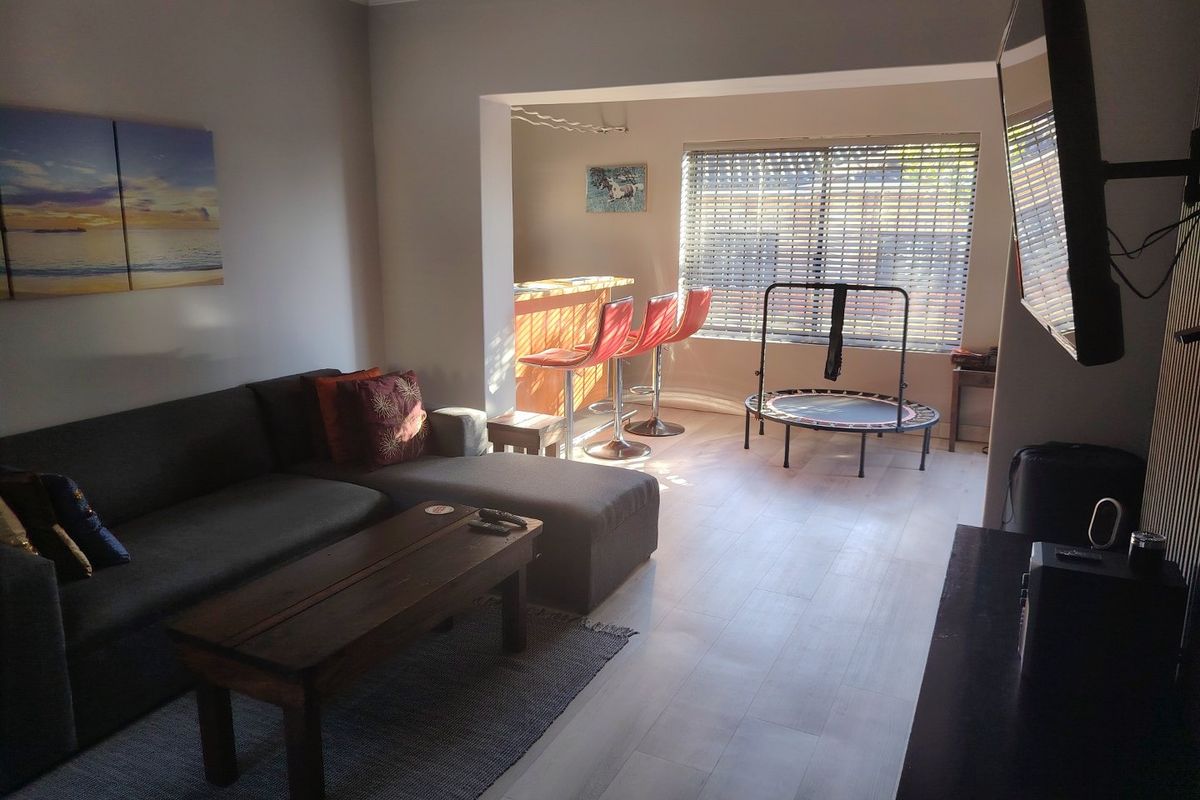 EXQUISITE TOWNHOUSE  - Photo 3