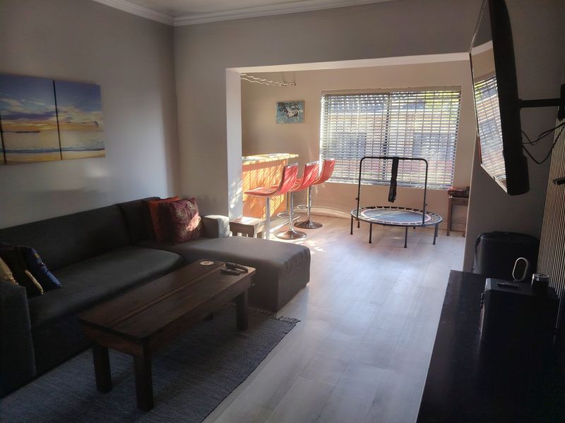 EXQUISITE TOWNHOUSE  - Photo 3