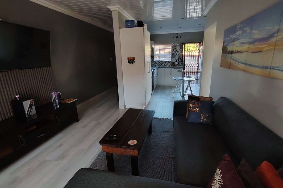 EXQUISITE TOWNHOUSE  - Photo 2