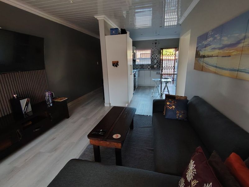 EXQUISITE TOWNHOUSE  - Photo 2