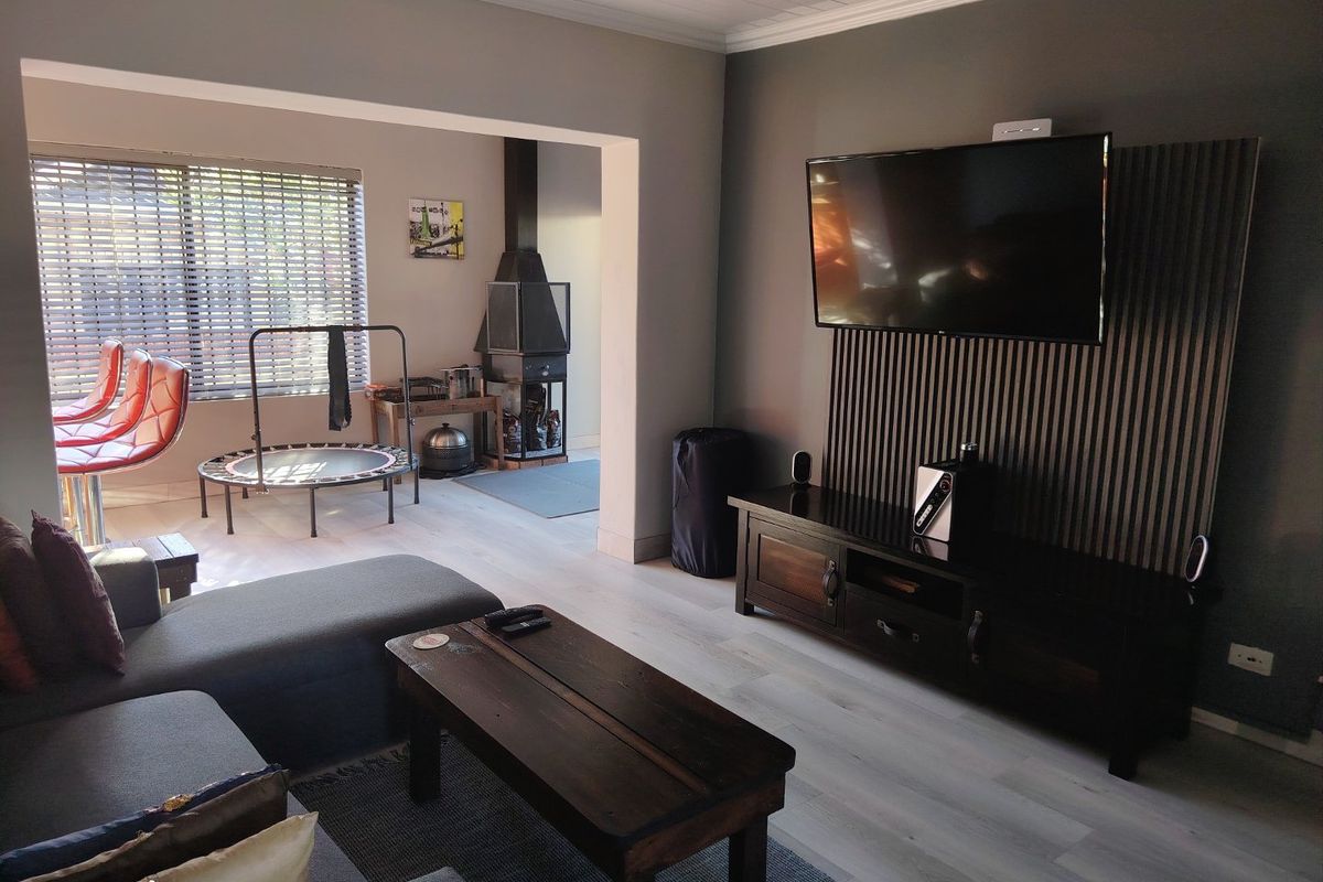 EXQUISITE TOWNHOUSE  - Photo 4