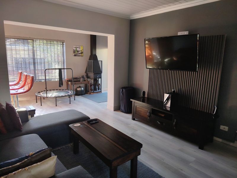 EXQUISITE TOWNHOUSE  - Photo 4