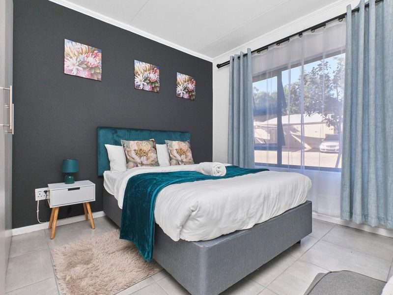 Chic Lonehill Townhouse to Rent - Photo 1