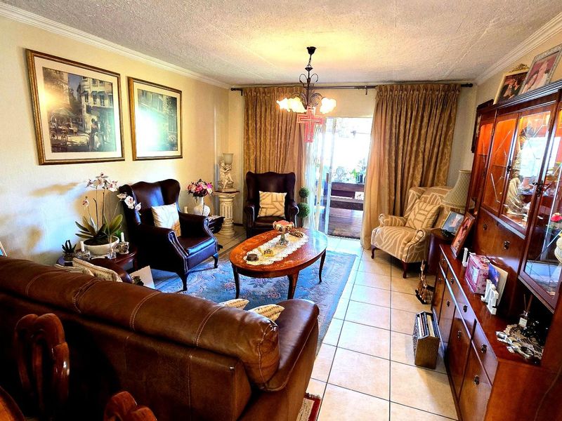 Charming 4-Bedroom Duplex with Lush Garden in a Pet-Friendly Complex in the heart of Pretoria East - Photo 2