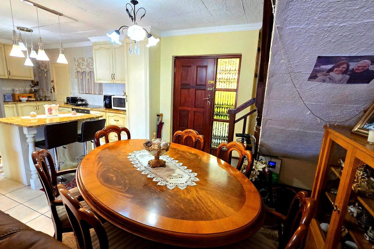 Charming 4-Bedroom Duplex with Lush Garden in a Pet-Friendly Complex in the heart of Pretoria East - Photo 4