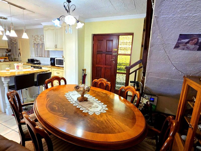 Charming 4-Bedroom Duplex with Lush Garden in a Pet-Friendly Complex in the heart of Pretoria East - Photo 4