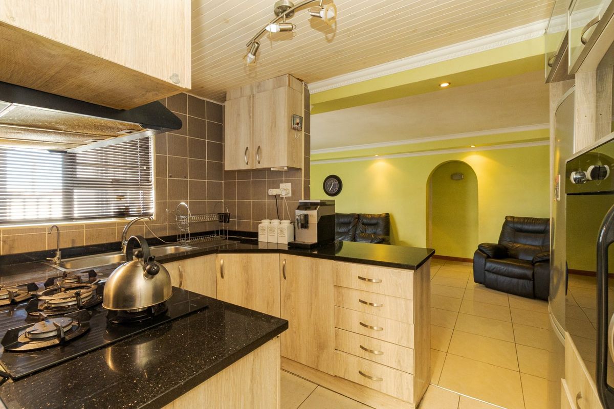 Spacious 4-Bedroom+study Home with Pool in Peaceful, San Remo - Strandfontein - Photo 5