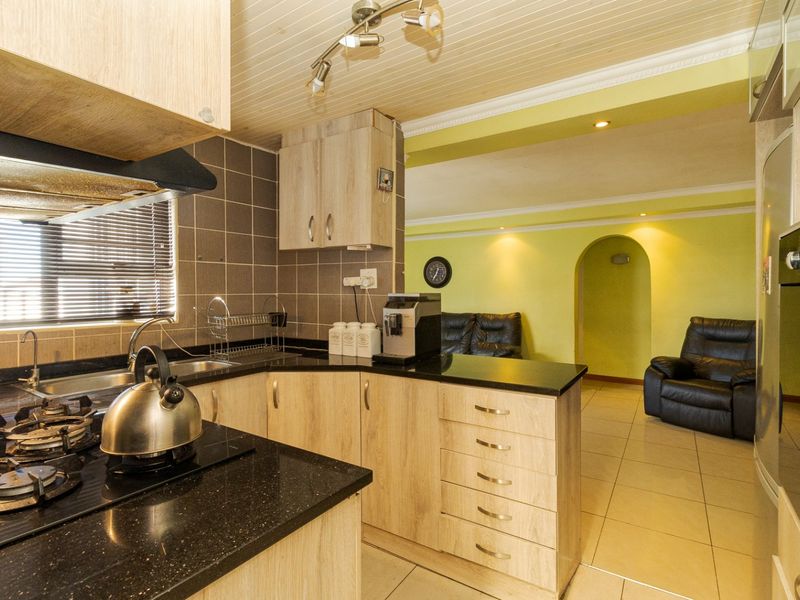 Spacious 4-Bedroom+study Home with Pool in Peaceful, San Remo - Strandfontein - Photo 5