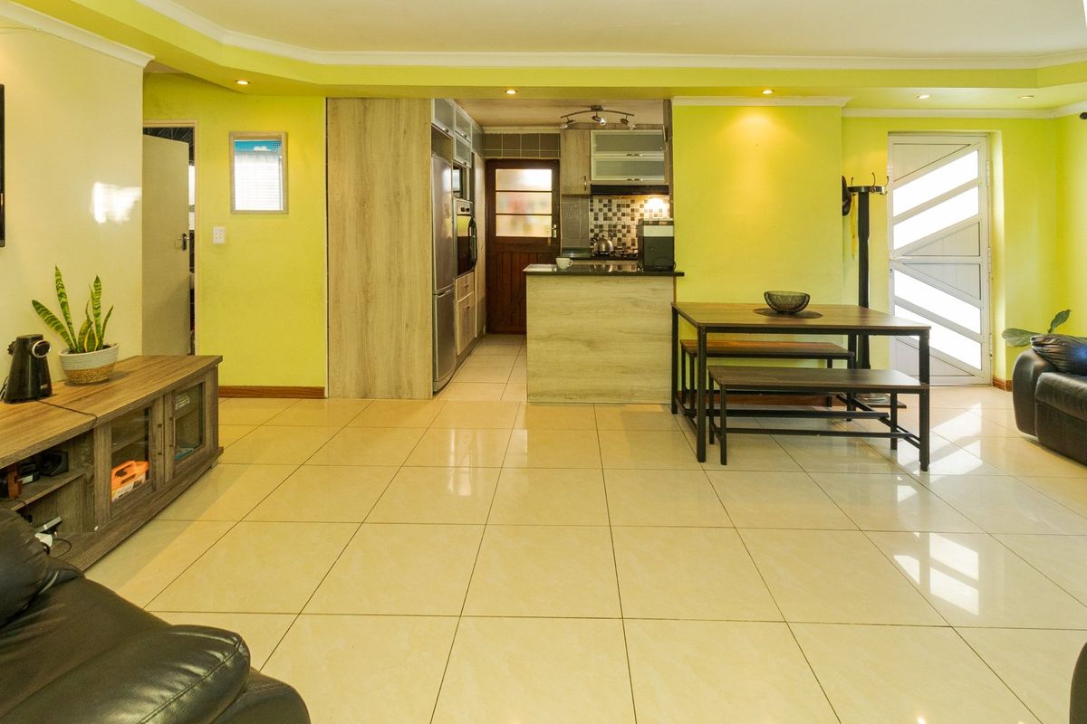 Spacious 4-Bedroom+study Home with Pool in Peaceful, San Remo - Strandfontein - Photo 4