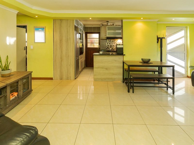 Spacious 4-Bedroom+study Home with Pool in Peaceful, San Remo - Strandfontein - Photo 4