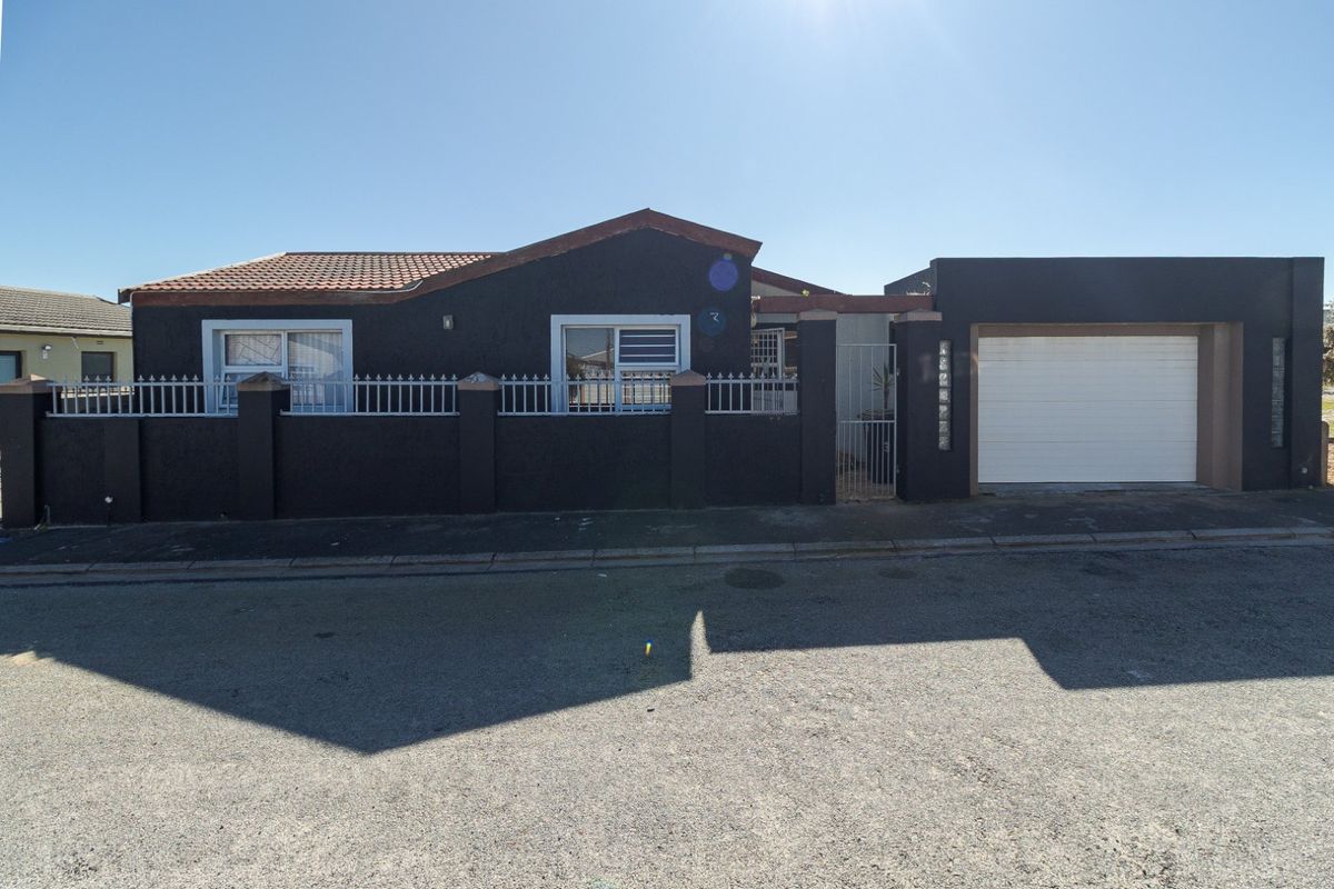 Spacious 4-Bedroom+study Home with Pool in Peaceful, San Remo - Strandfontein - Photo 2