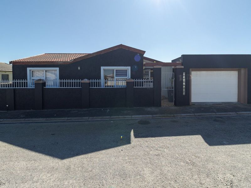 Spacious 4-Bedroom+study Home with Pool in Peaceful, San Remo - Strandfontein - Photo 2