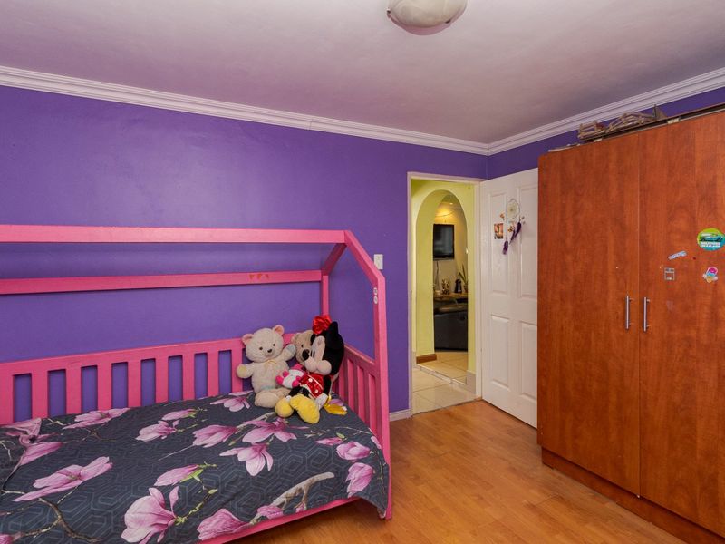 Spacious 4-Bedroom+study Home with Pool in Peaceful, San Remo - Strandfontein - Photo 9