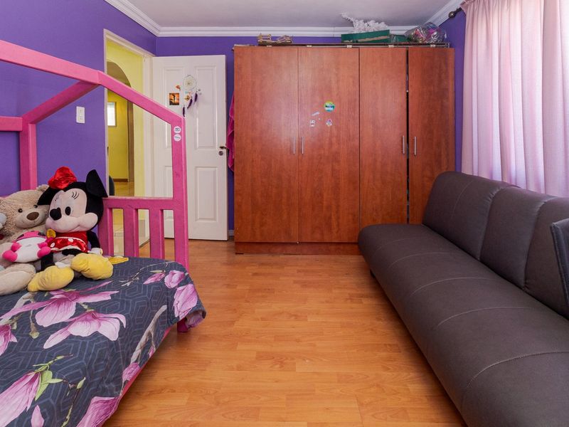 Spacious 4-Bedroom+study Home with Pool in Peaceful, San Remo - Strandfontein - Photo 8