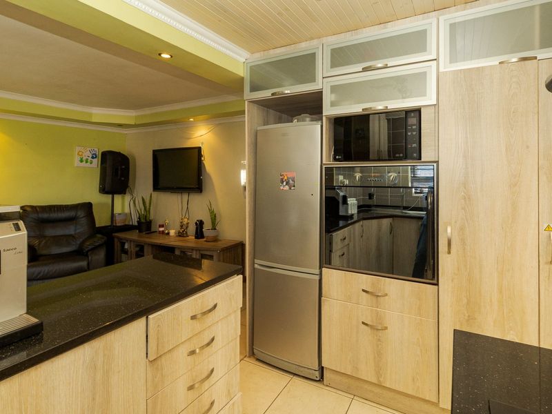 Spacious 4-Bedroom+study Home with Pool in Peaceful, San Remo - Strandfontein - Photo 7