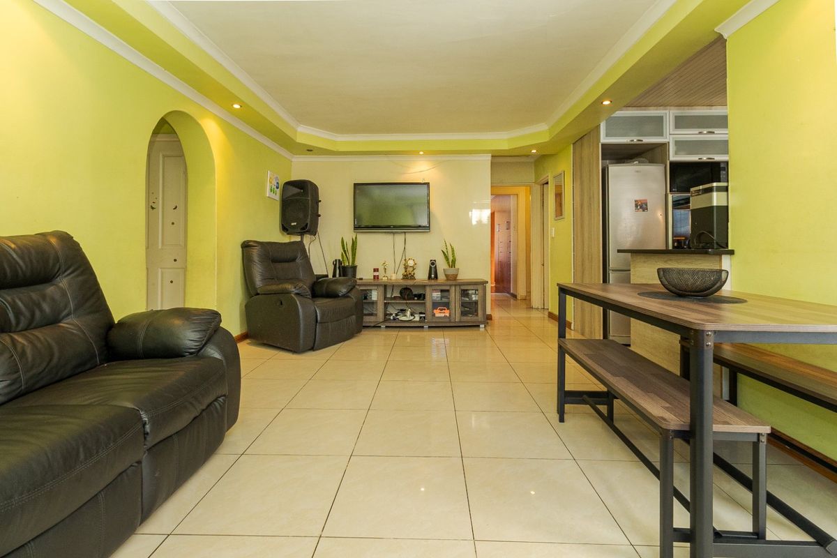 Spacious 4-Bedroom+study Home with Pool in Peaceful, San Remo - Strandfontein - Photo 3
