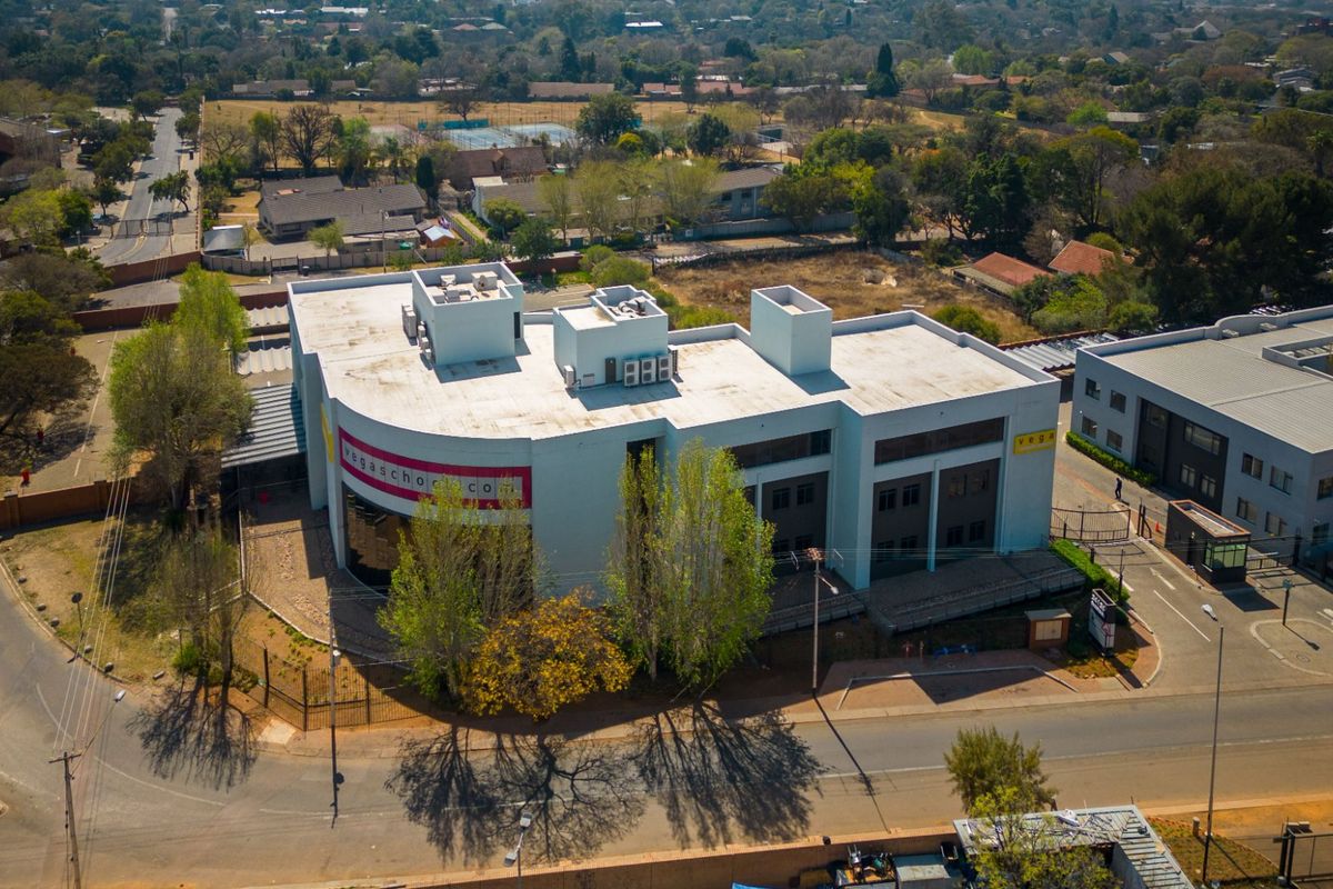 GLA (M2) 2,378 Commercial Office Space in Lynwood, Pretoria: - Photo 3