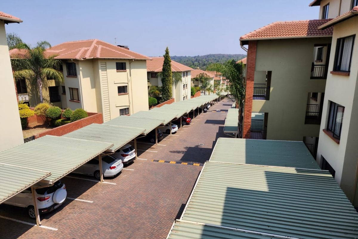 Multi level townhouse in secure complex with sport facilities - Photo 2