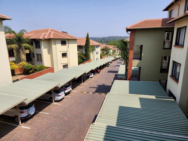 Multi level townhouse in secure complex with sport facilities - Photo 2