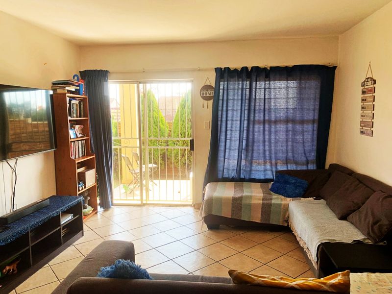 Stunning 2-Bedroom Stacker Unit for Sale in Popular Havanna Complex - Photo 4