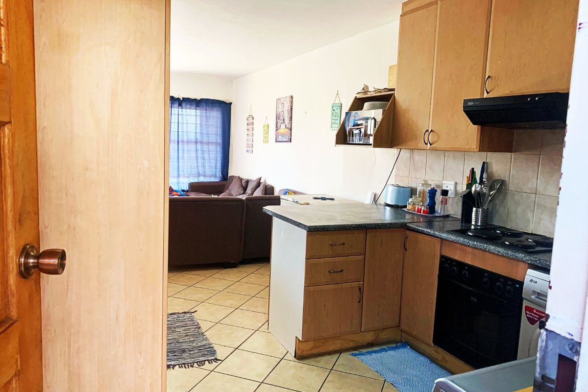 Stunning 2-Bedroom Stacker Unit for Sale in Popular Havanna Complex - Photo 2