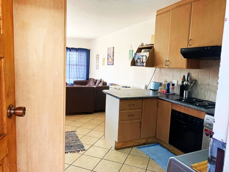 Stunning 2-Bedroom Stacker Unit for Sale in Popular Havanna Complex - Photo 2