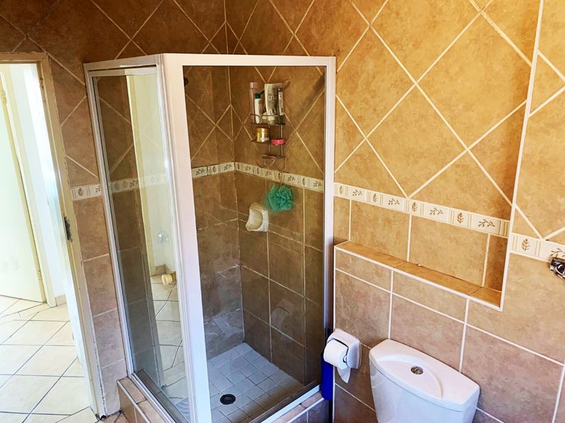 Stunning 2-Bedroom Stacker Unit for Sale in Popular Havanna Complex - Photo 9