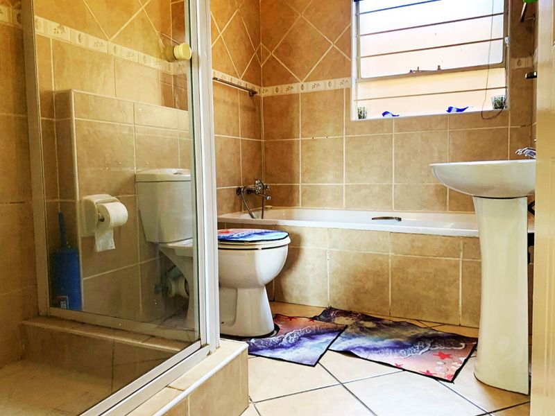 Stunning 2-Bedroom Stacker Unit for Sale in Popular Havanna Complex - Photo 8