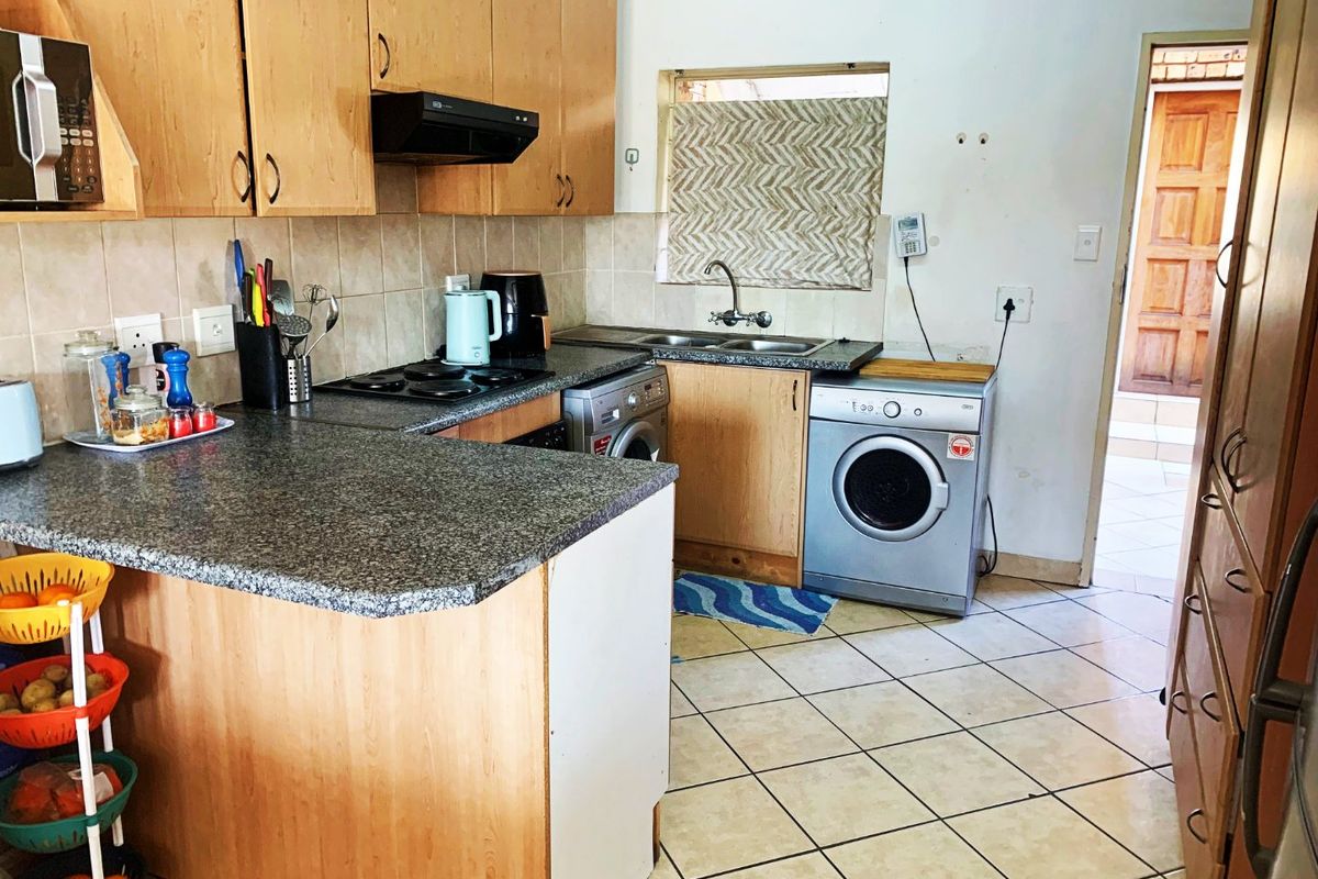 Stunning 2-Bedroom Stacker Unit for Sale in Popular Havanna Complex - Photo 3