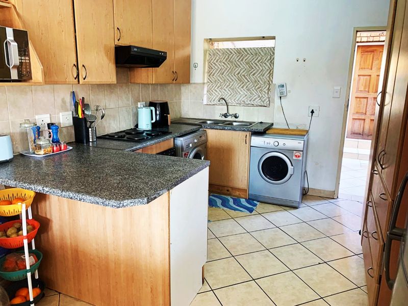 Stunning 2-Bedroom Stacker Unit for Sale in Popular Havanna Complex - Photo 3