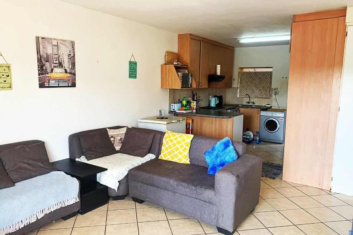 Stunning 2-Bedroom Stacker Unit for Sale in Popular Havanna Complex - Photo 5