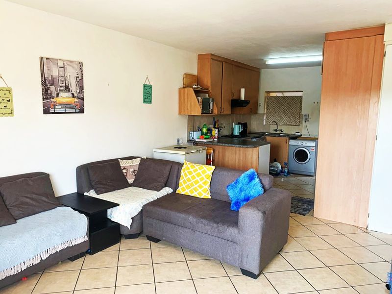 Stunning 2-Bedroom Stacker Unit for Sale in Popular Havanna Complex - Photo 5