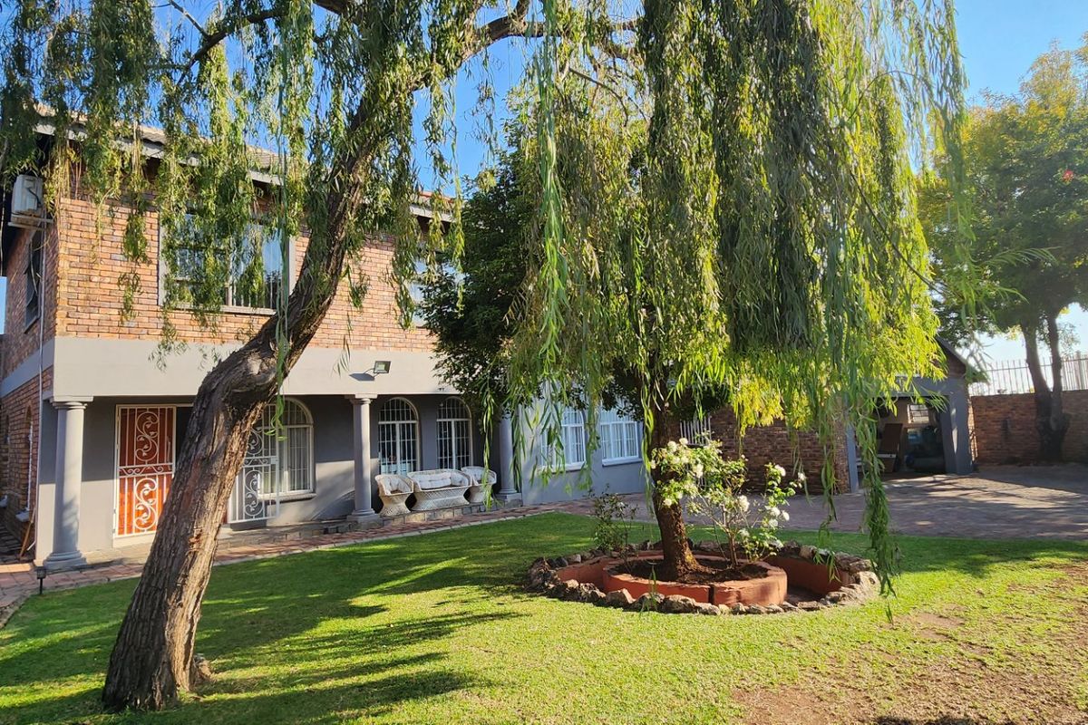 Modern Face Brick Home For Sale in Erasmia - Photo 2