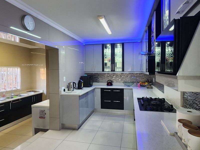 Modern Face Brick Home For Sale in Erasmia - Photo 8