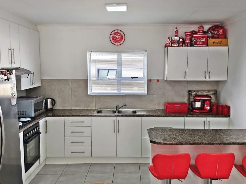 Brand-New Modern Home in Fountains Estate – Exceptional Value, Prime Location - Photo 10