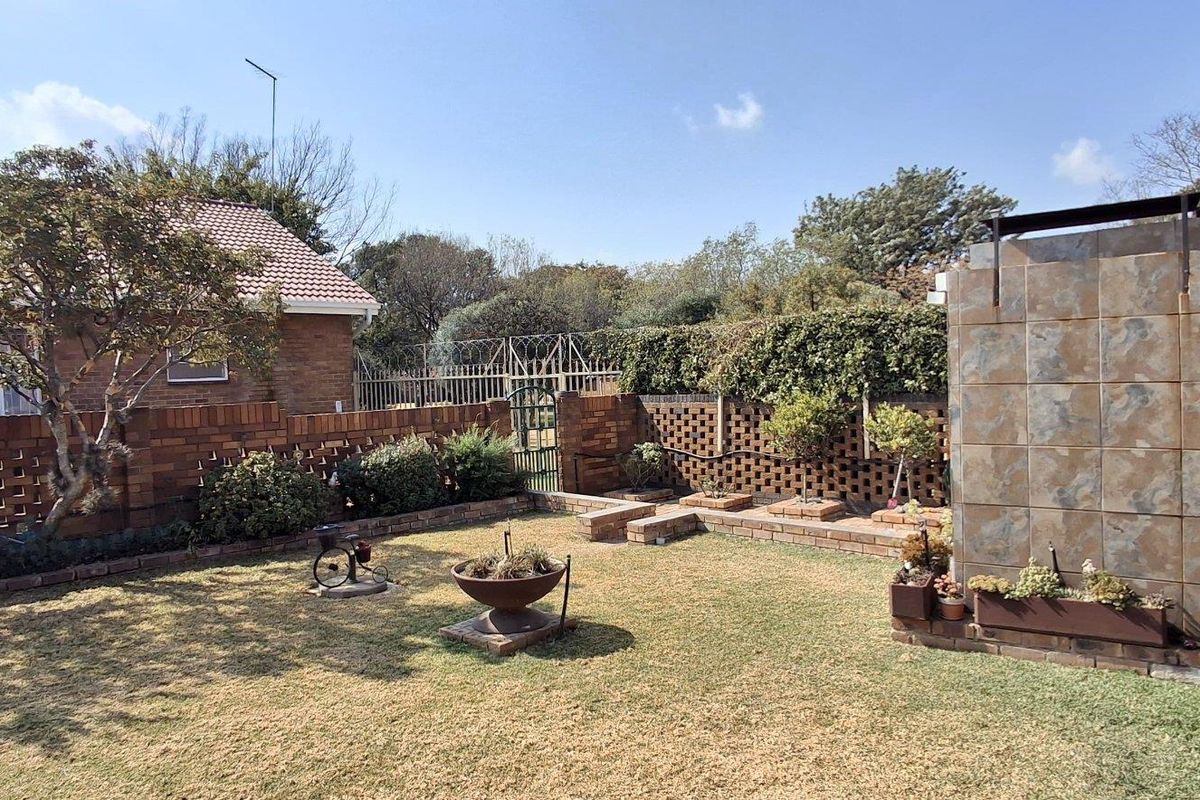 Spacious Family Haven with Security, Comfort & Charm - Photo 2