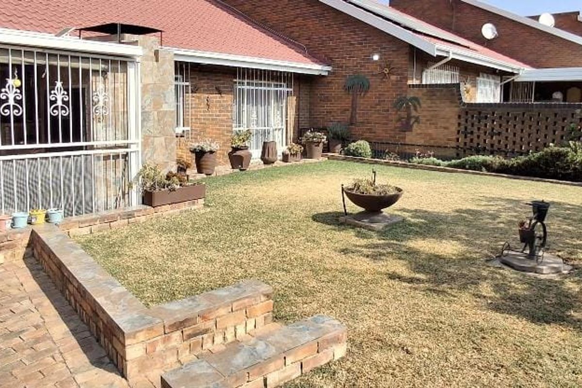 Spacious Family Haven with Security, Comfort & Charm - Photo 4