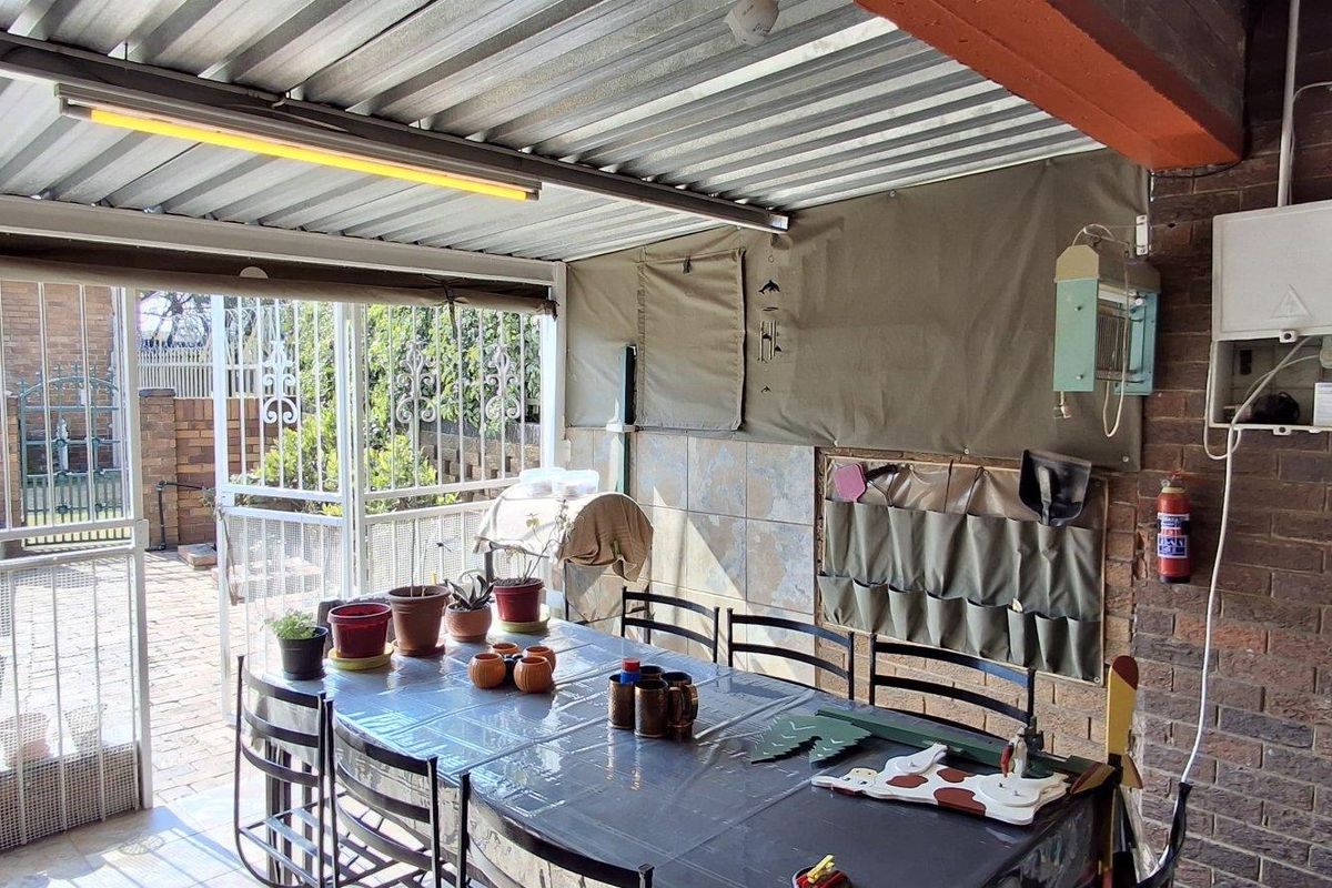 Spacious Family Haven with Security, Comfort & Charm - Photo 5