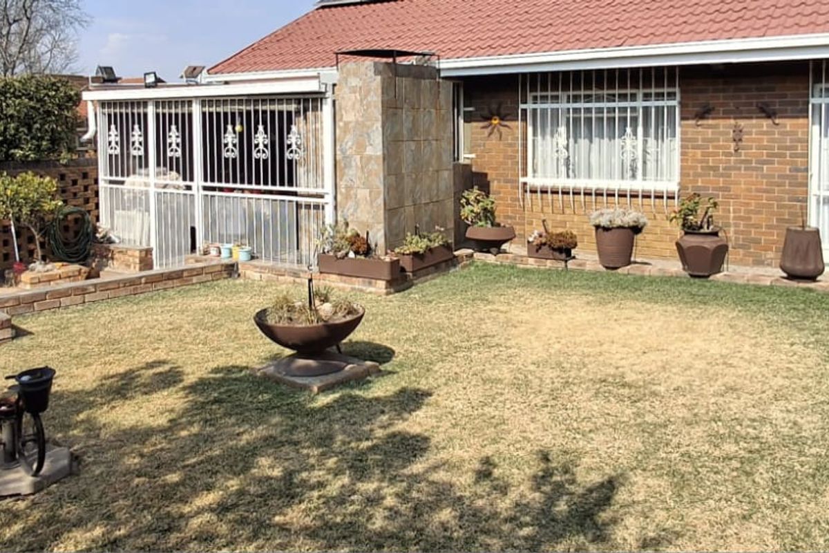 Spacious Family Haven with Security, Comfort & Charm - Photo 3