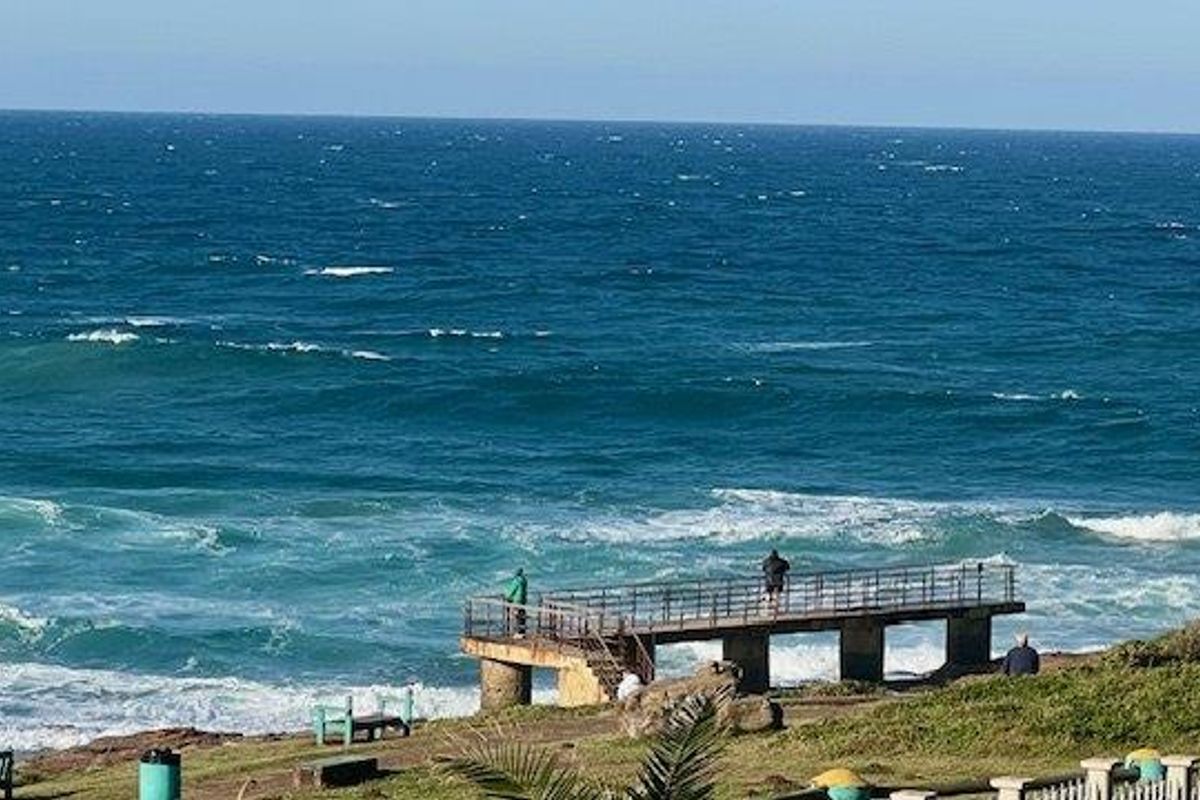 Elegant Coastal Living – Ground Floor 3-Bedroom Beachfront Apartment - Photo 4