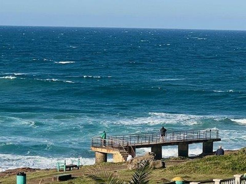 Elegant Coastal Living – Ground Floor 3-Bedroom Beachfront Apartment - Photo 4