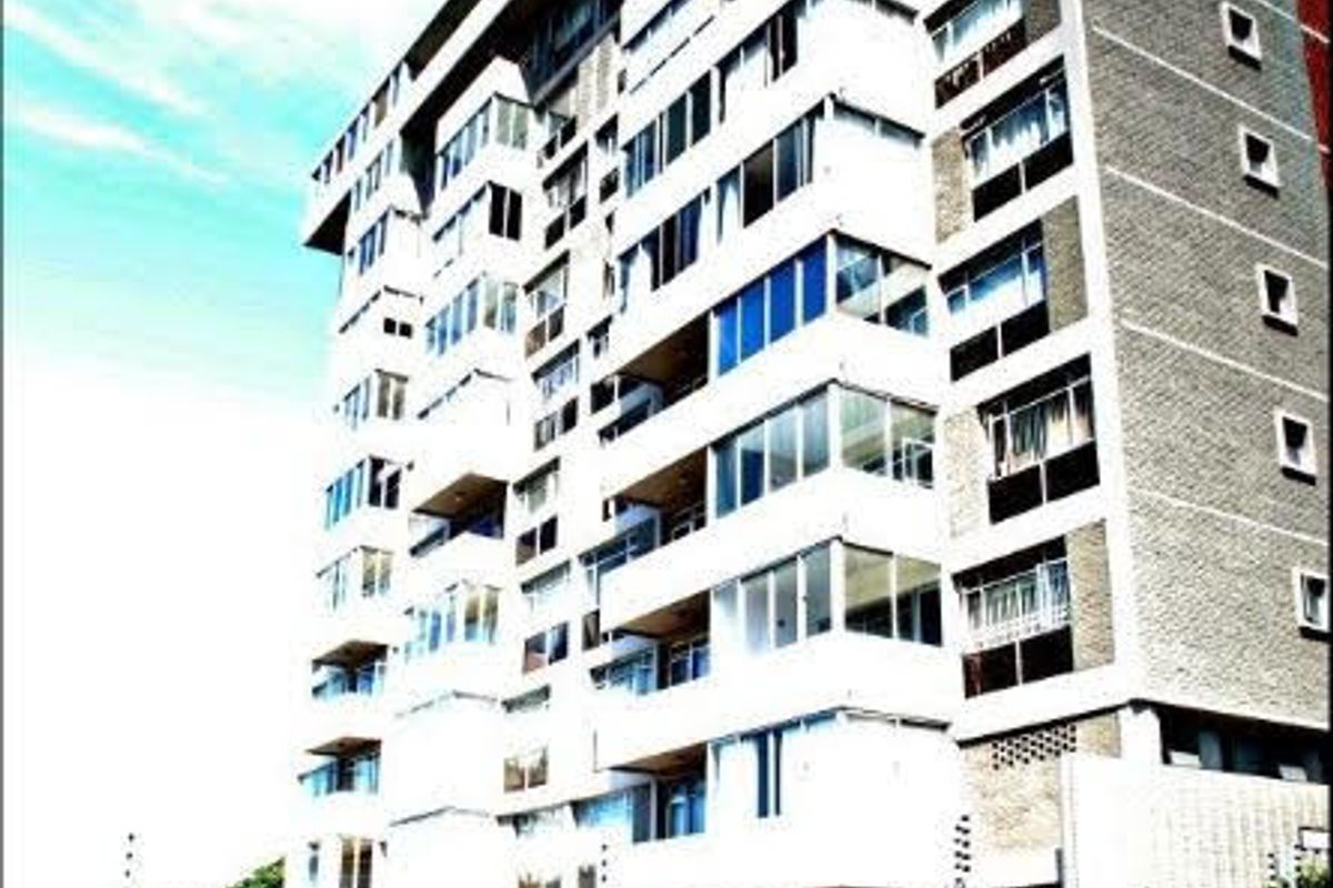 FANTASTIC INVESTMENT OPPORTUNITY PENTHOUSE WITH BREAK TAKING BAY VIEWS - Photo 2