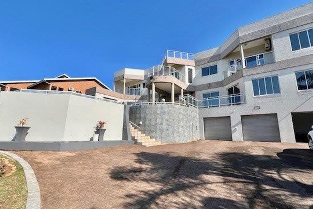 Coastal Luxury Redefined – Elegant Multi-Level Family Home with Ocean Views - Photo 4