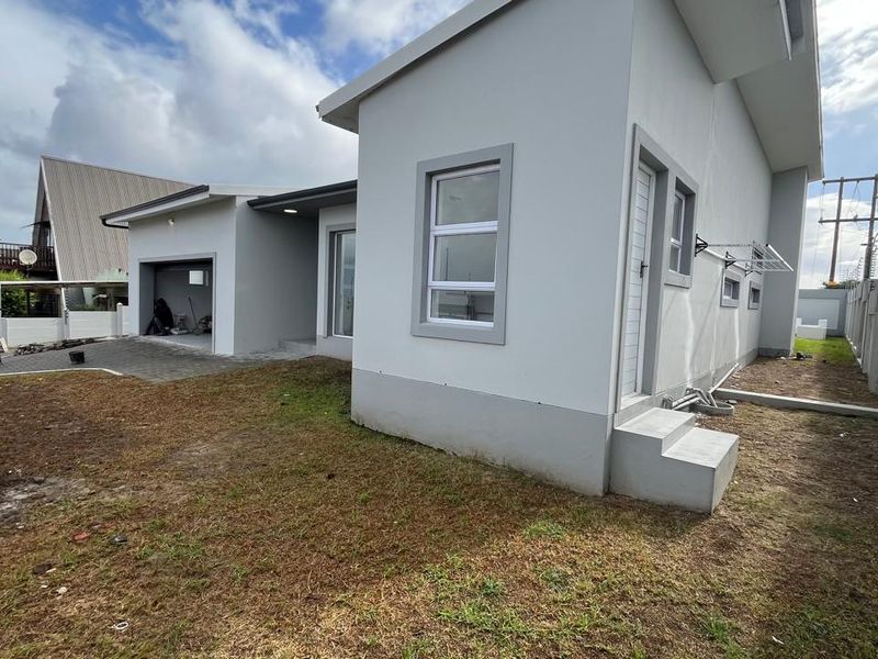 Modern Family Retreat with Exceptional Finishes and Thoughtful Design Located in Aston Bay, Jeffreys Bay - Photo 5