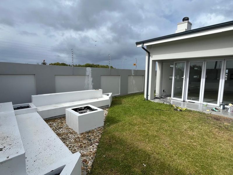 Modern Family Retreat with Exceptional Finishes and Thoughtful Design Located in Aston Bay, Jeffreys Bay - Photo 7