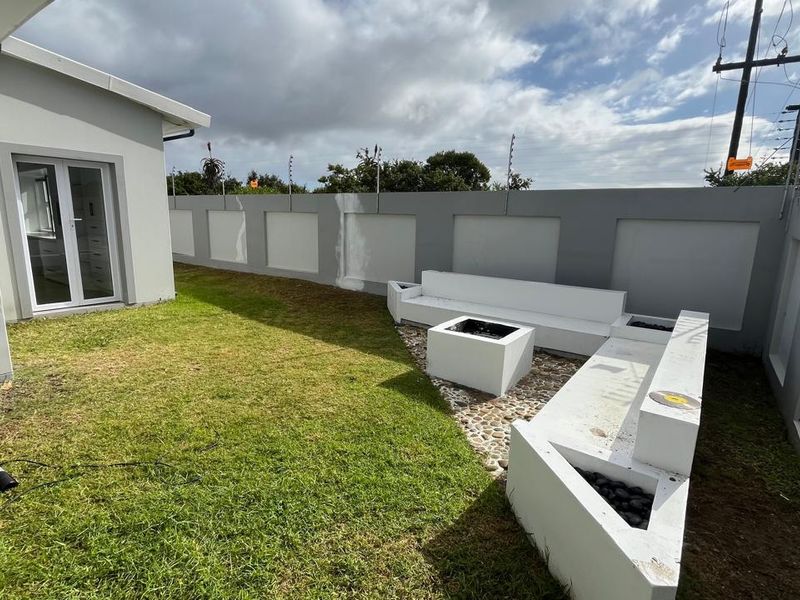 Modern Family Retreat with Exceptional Finishes and Thoughtful Design Located in Aston Bay, Jeffreys Bay - Photo 6