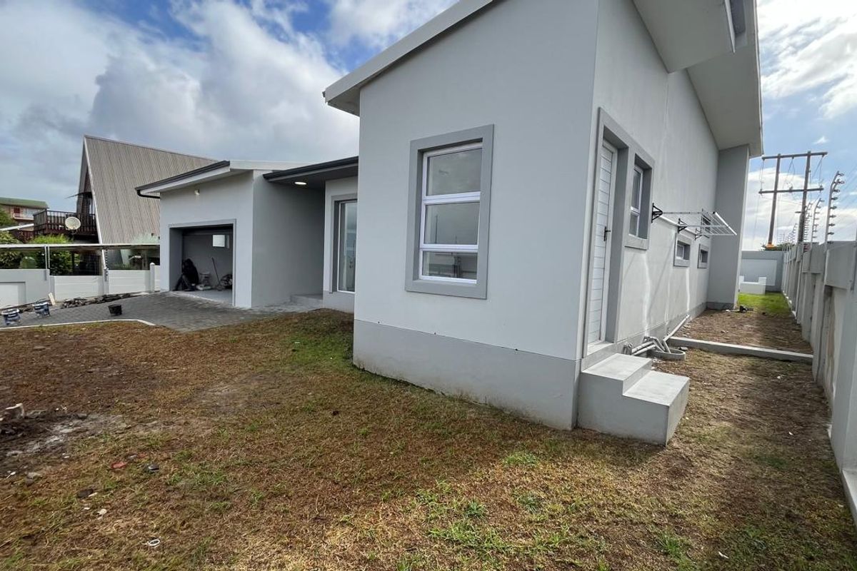 Modern Family Retreat with Exceptional Finishes and Thoughtful Design Located in Aston Bay, Jeffreys Bay - Photo 4