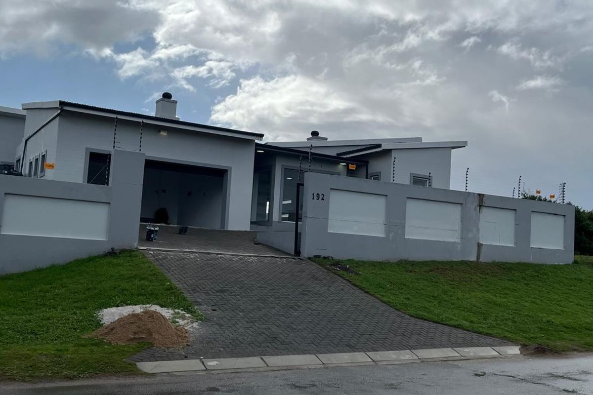 Modern Family Retreat with Exceptional Finishes and Thoughtful Design Located in Aston Bay, Jeffreys Bay - Photo 2